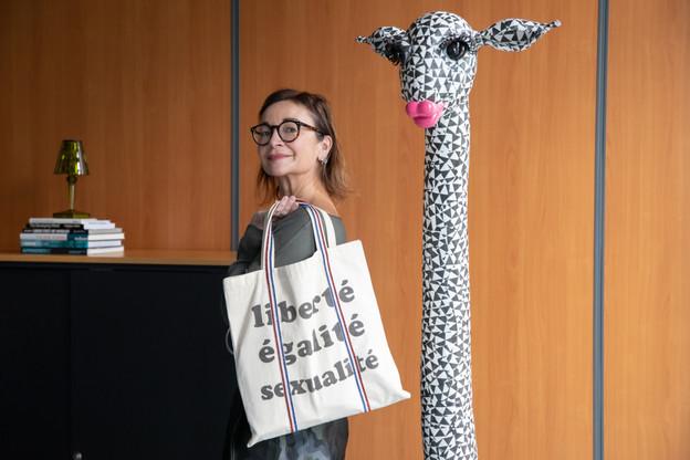 Carole Miltgen de Prisma pose avec sa sacoche d’ordinateur portable à côté d’une sculpture de Laure Mackel, qui se trouve dans la salle de réunion en face de son bureau. (Photo: Matic Zorman/Maison Moderne)