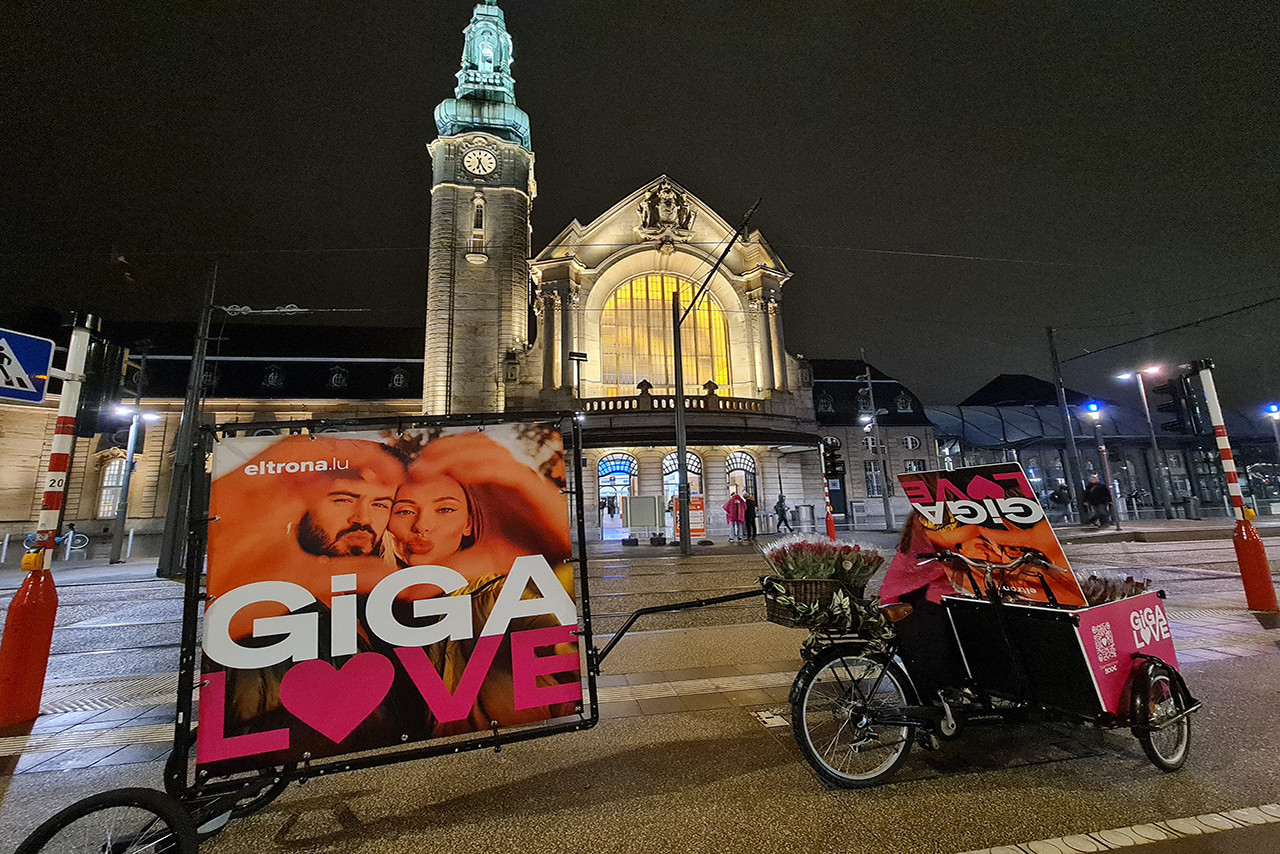 Eltrona offre des roses à la gare de Luxembourg. (Photo: Eltrona)