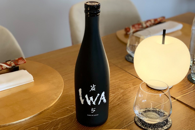 De la bouteille à l’assemblage, en passant par la fabrication: le saké IWA 5 est le produit d’une collaboration de professionnels à la réputation mondialement reconnue… (Photo: Maison Moderne)