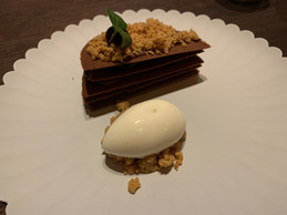 Le feuilleté de cacao malté clôt le repas, accompagné de son crémeux Manjari, cassis et sorbet cheesecake. (Photo: Maison Moderne)