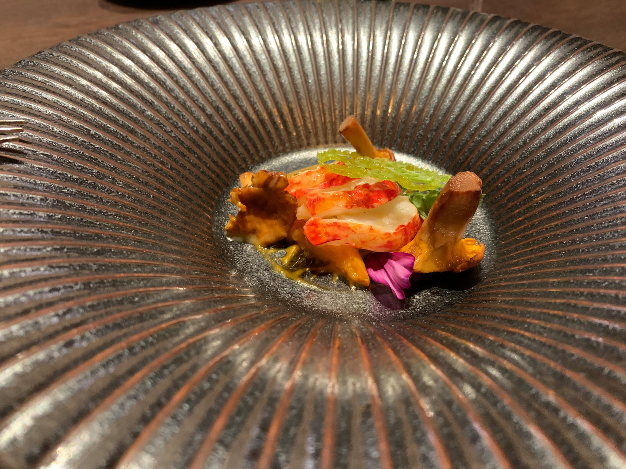 Le homard de Bretagne accompagné d’abricots lacto-fermentés, de miso et de girolles ouvre le bal. (Photo: Maison Moderne)