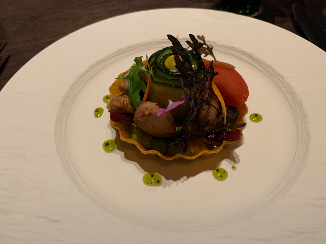 La tartelette de Sot L’y Laisse, boutargue, courgette et piquillos en sorbet est l’unique composition du menu qui ne figure pas sur la nouvelle carte automnale du restaurant Les Roses. (Photo: Maison Moderne)