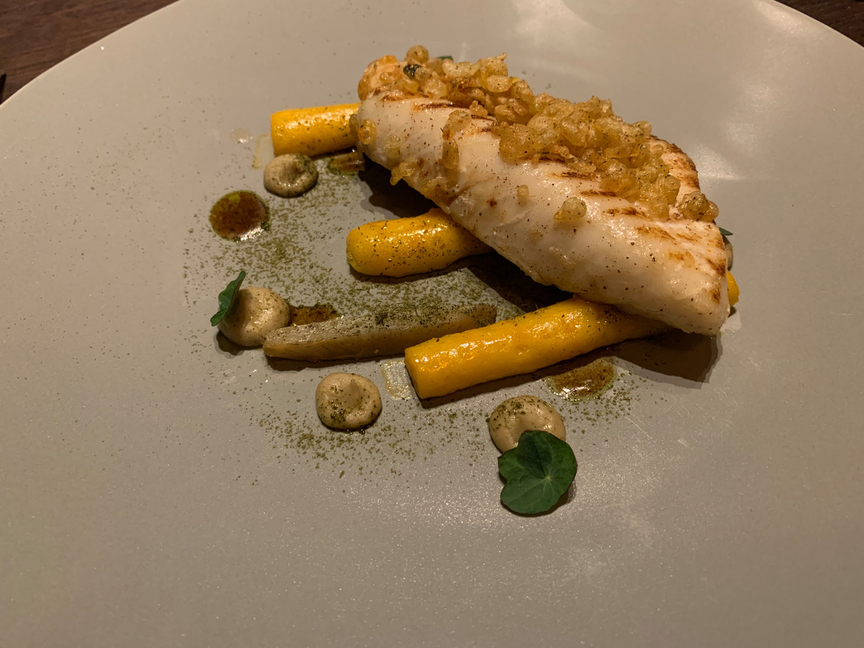 Le filet de Saint-Pierre cuit au barbecue est élégamment accompagné d’artichaut au foie gras, de gnocchis de carotte et de jus de viande. (Photo: Maison Moderne)