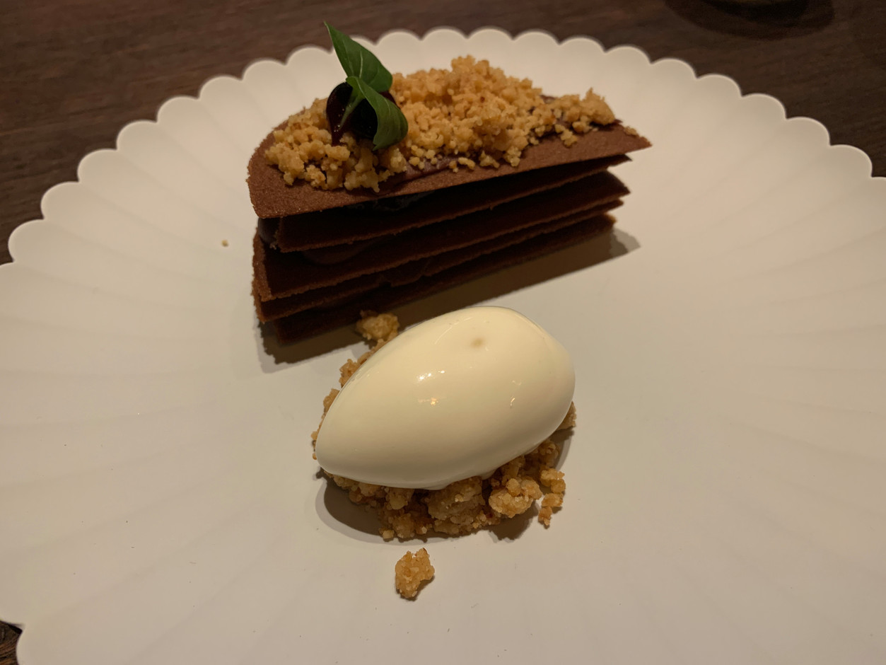 Le feuilleté de cacao malté clôt le repas, accompagné de son crémeux Manjari, cassis et sorbet cheesecake. (Photo: Maison Moderne)