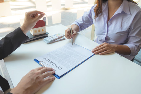 Pour éviter une hausse de son loyer suite à l’indexation des salaires, le plus simple est de ne pas signer de bail incluant cette clause de valeur. (Photo: Shuttertsock)