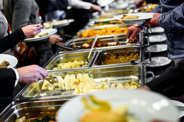 18% des salariés résidant au Luxembourg ont bénéficié de chèques-repas, de repas gratuits ou d’une cantine en 2018 en tant qu’avantages en nature. (Photo: Shutterstock)
