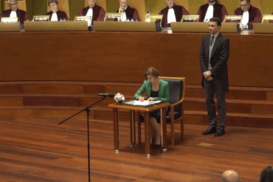 Chaque juge – ici la Roumaine Mirela Stancu – s’est engagé à respect le secret des délibérés devant ses pairs. (Photo: Capture d’écran/CJUE)