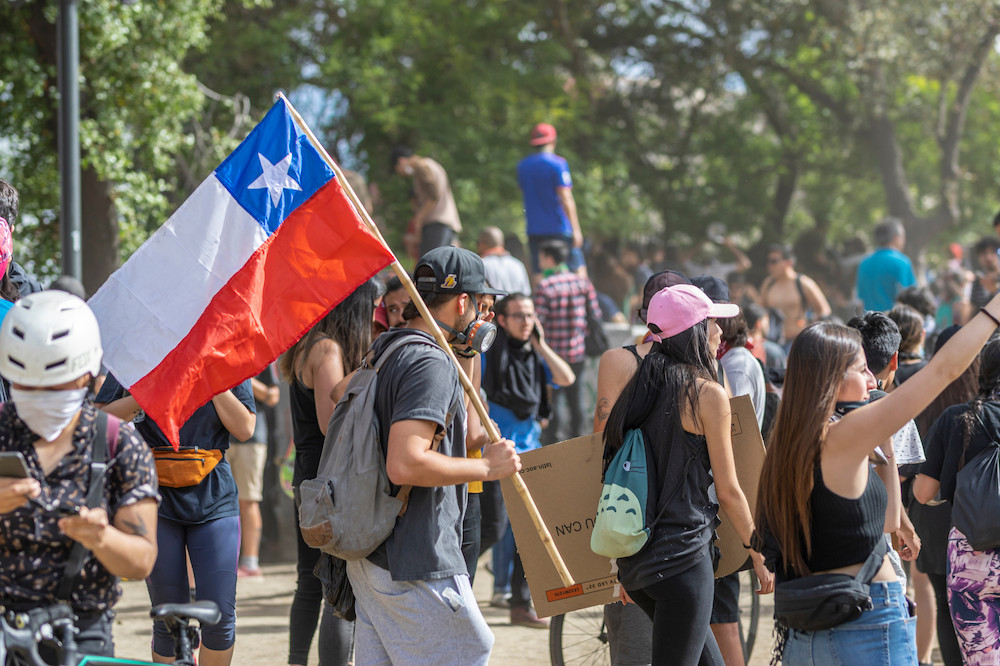 Le mouvement de contestation au Chili perdure, ce qui a conduit le président du Chili à renoncer à l’organisation de la COP25. (Photo: Shutterstock)