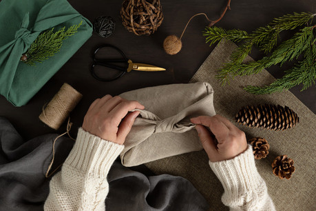 Le furoshiki, une technique traditionnelle japonaise utilisant des tissus réutilisables ou des foulards pour emballer les cadeaux, permet de limiter la production de déchets. (Photo: Shutterstock)
