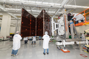 Parmi les éléments les plus importants de ce satellite à propulsion électrique, les panneaux solaires conçus sur mesure par Spectrolab, filiale de Boeing, pour résister aux rayonnements élevés de l’orbite terrestre moyenne. (Photo: Boeing)