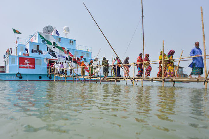 Au pays des fleuves fous, le Bangladesh, le bateau-hôpital de Friendship a pu aller dans des zones privées de services médicaux. Grâce à Satmed, la plateforme lancée au Luxembourg en 2014. (Photo: Satmed)