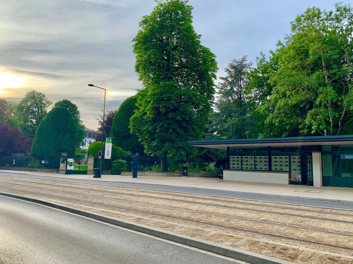 À quelques pas du centre Royal-Hamilius et collé à la Villa Vauban, le bar éphémère Bonne Nouvelle ne pourrait pas être plus central dans la capitale luxembourgeoise pour promouvoir la jeune scène créative locale… (Photo: Maison Moderne)