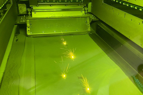 Les lasers dessinent les pièces de métal au rythme des couches superposées. La fabrication additive, plus précisément, soucieuse de la qualité, conquiert ses lettres de noblesse. (Photo: Paperjam)