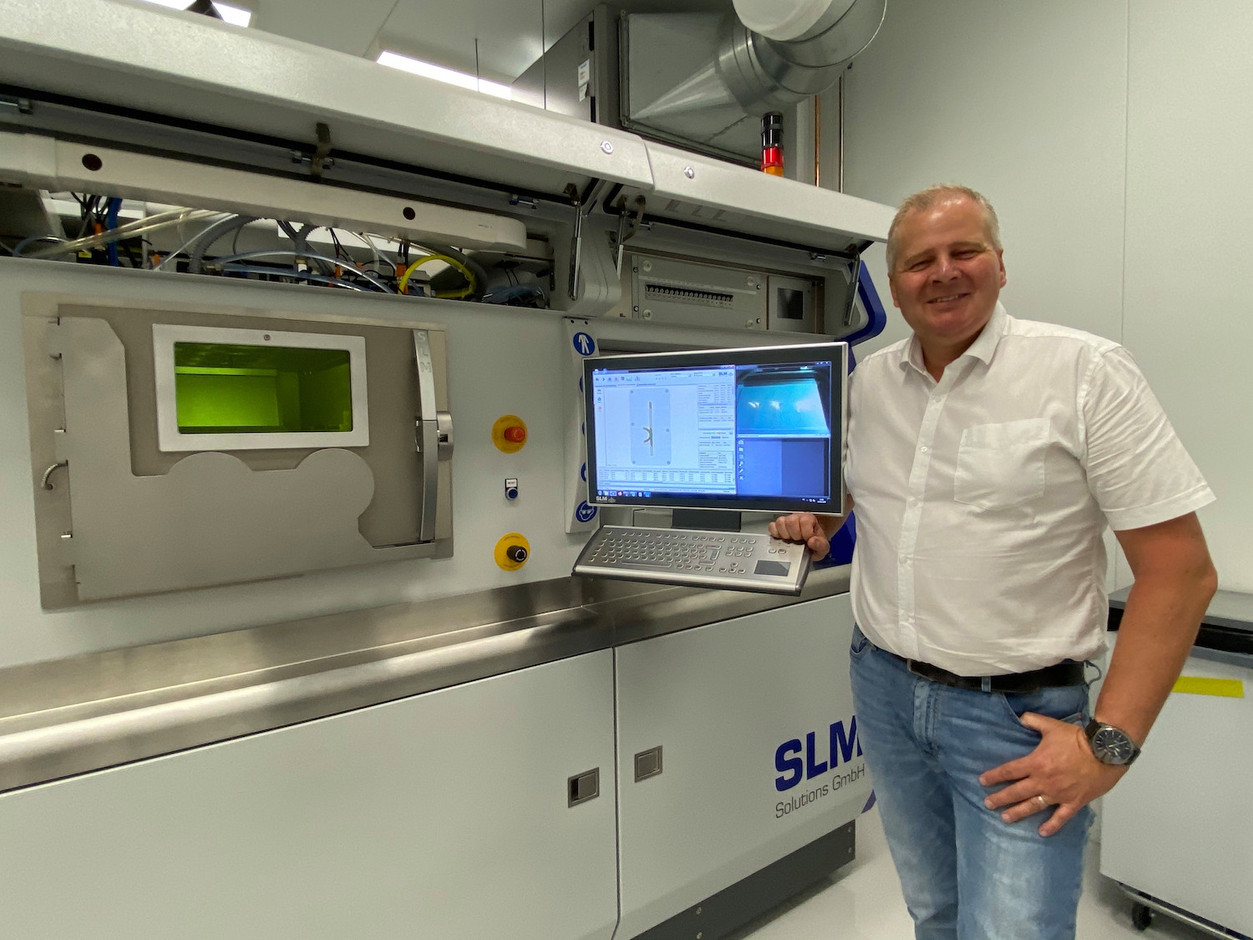 Le CEO de Saturne Technology, Walter Grzymlas, devant une de ses «Rolls-Royce» de la fabrication additive. (Photo: Paperjam)