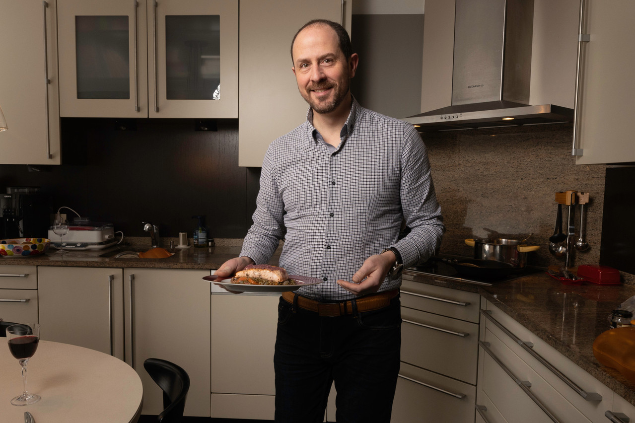 Arnaud Duban sert son plat de sau­mon et lentilles vertes avec une sauce au beurre et au vin rouge.  (Photo: Guy Wolff/Maison Moderne)