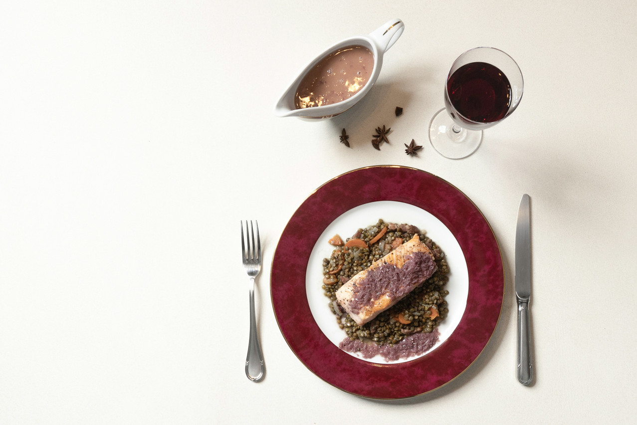 Pour la présentation du plat, Arnaud Duban tapisse le fond de l’assiette de lentilles, dispose le pavé de saumon dessus et sert la sauce en saucière. (Photo: Guy Wolff/Maison Moderne)