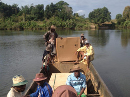 Livraison en canoë à Madagascar. B Medical Systems