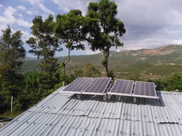 Panneaux solaires sur un centre de santé en Haïti. B Medical Systems