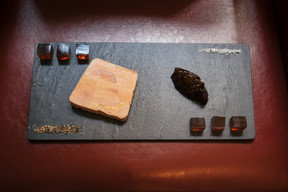 La cuisine d’inspiration brasserie est généreuse et bien faite, avec des portions qui ne laissent jamais les clients sur leur faim.  Maison Moderne