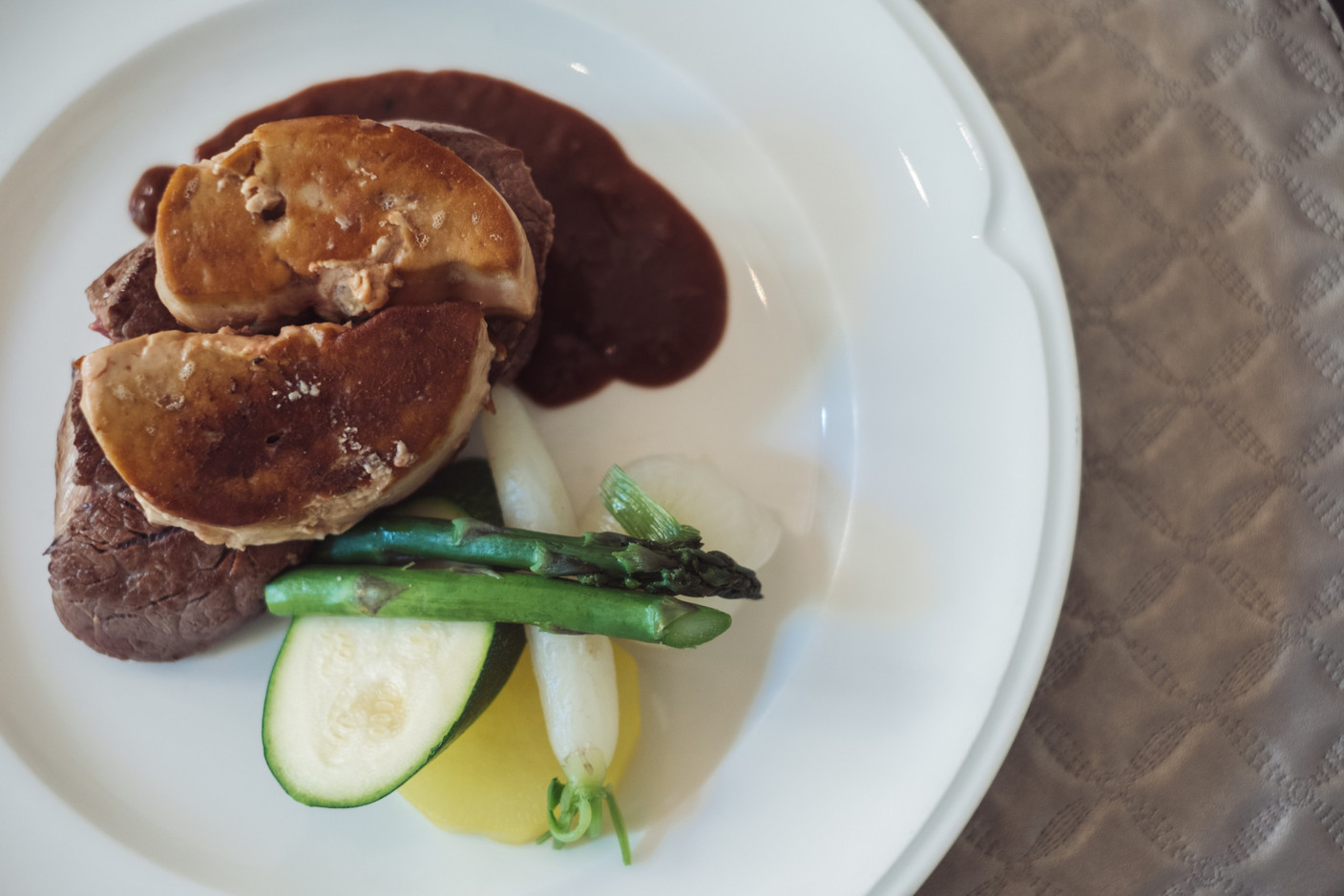 La cuisine d’inspiration brasserie est généreuse et bien faite, avec des portions qui ne laissent jamais les clients sur leur faim.  Maison Moderne