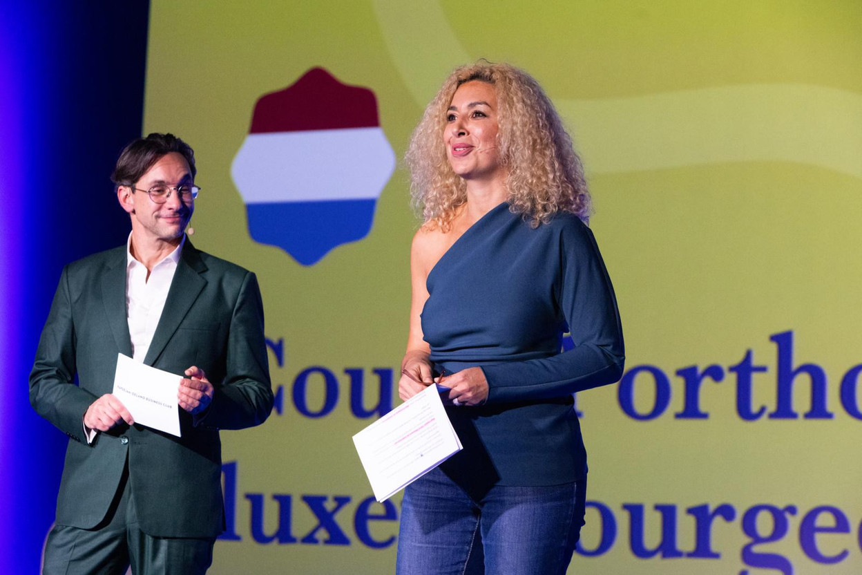 Naouelle Tir, Directrice adjointe de Prolingua réalise sur la scène du 10x6 Leading HR Managers Challenges un quizz interactif pour sensibiliser les Luxembourgeois à l’orthographe exacte des mots.  (Photo: Marie Russillo/Maison Moderne)