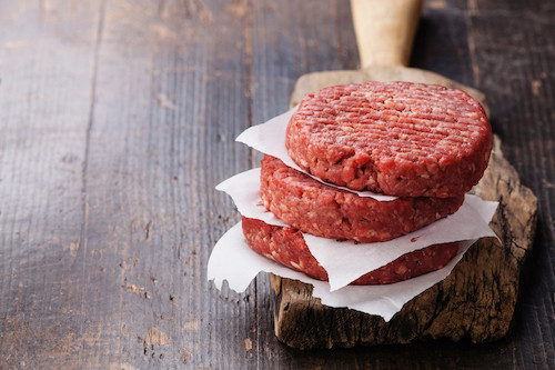 Au moins une partie des steaks hachés vendus à quatre ONG françaises n’était pas conforme au cahier des charges. Derrière un des fournisseurs, une holding luxembourgeoise. (Photo: Shutterstock)