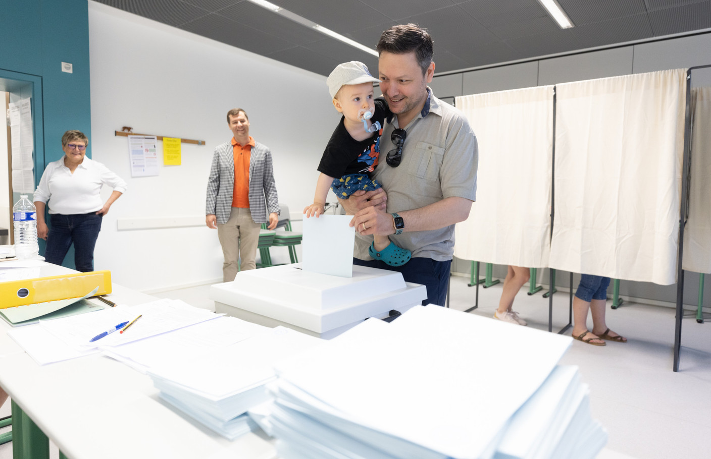 Voters cast ballots for the municipal elections in Esch-sur-Alzette, 11 June 2023. Photo: Guy Wolff/Maison Moderne