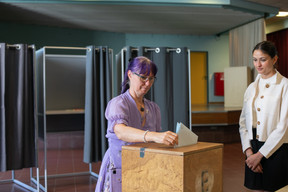 Lucie Kunakova, Pirate Party candidate for Luxembourg City council, casts her ballot, 11 June 2023. Photo: Maison Moderne