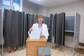 Lydie Polfer, Luxembourg City mayor (DP), casts her ballot in municipal elections, 11 June 2023. Photo: Maison Moderne
