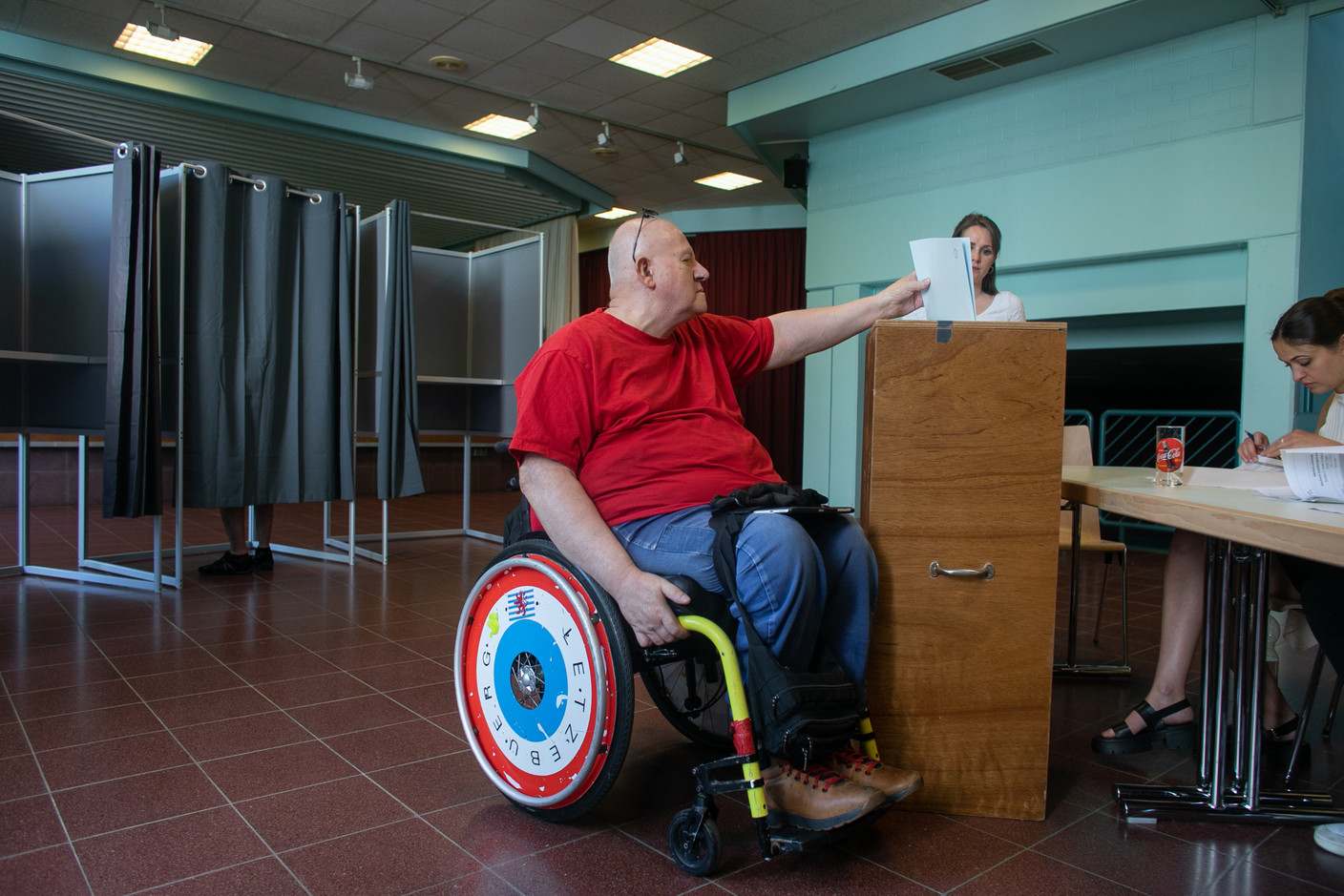 Voters are seen at a polling station in Luxembourg City’s Beggen district, 11 June 2023. Photo: Maison Moderne
