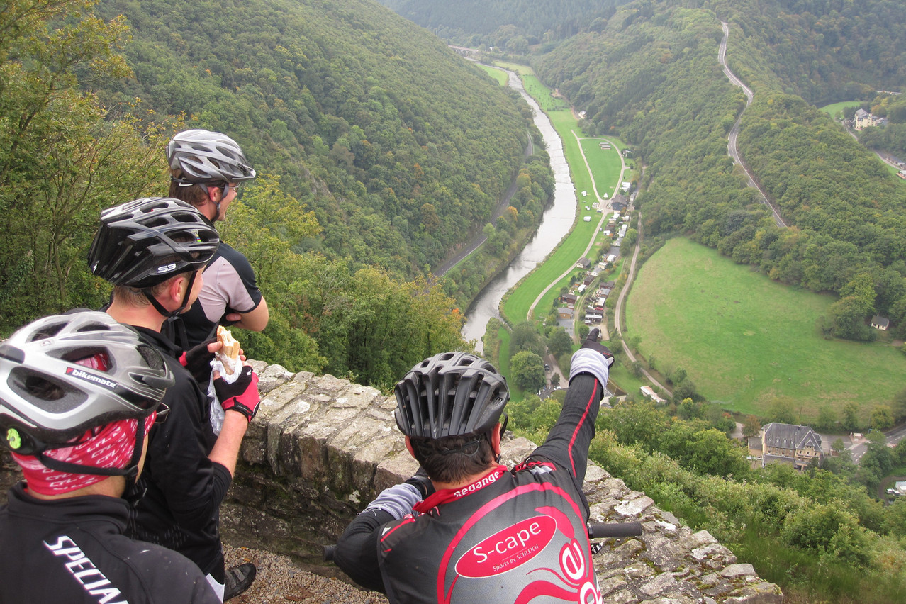Les amis cyclistes de McQuaide profitent de la vue sur la vallée de Bourscheid. (Photo: Mike McQuaide)