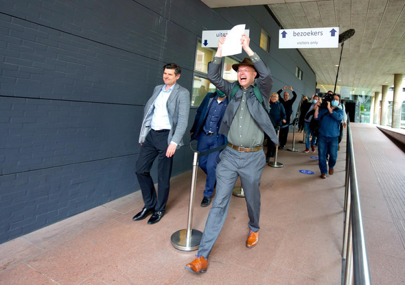 Le directeur de Milieudefensie, Donald Pols, s’est félicité devant le tribunal, à La Haye, le 26 mai 2021, de ce que «le juge ne laisse aucune place au doute: Shell est à l’origine de changements climatiques dévastateurs et doit cesser ses activités destructrices dès aujourd’hui», ajoutant qu’«un message clair est également adressé aux autres grands pollueurs: ils doivent agir maintenant». (Photo: Milieudefensie / Twitter)