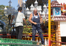 Le chantier du montage de la Schueberfouer est sans conteste le plus festif de la capitale. (Photo: Guy Wolff/Maison Moderne)