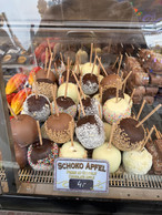 The chocolate-covered apples from the Chalet au Chocolat, just a stone’s throw from the main entrance. (Photo: Paperjam)