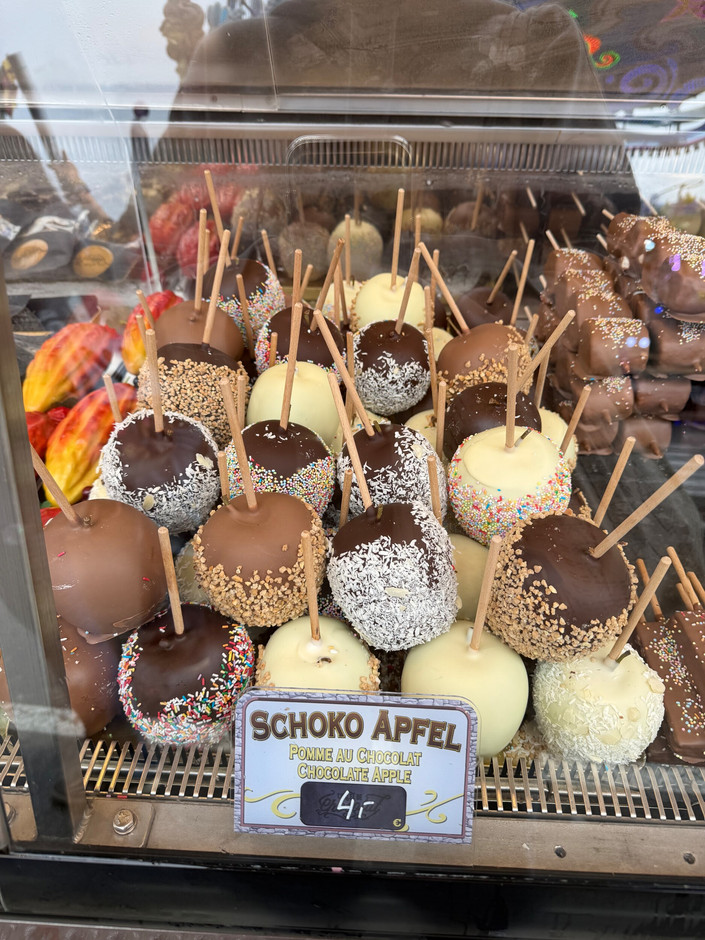 The chocolate-covered apples from the Chalet au Chocolat, just a stone’s throw from the main entrance. (Photo: Paperjam)