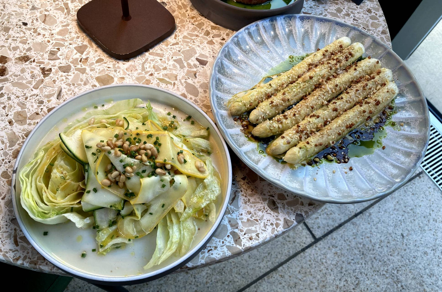 Salade d’iceberg et courgettes à la sauce moutarde douce et assiette d’asperges croquantes. (Photo: Paperjam)