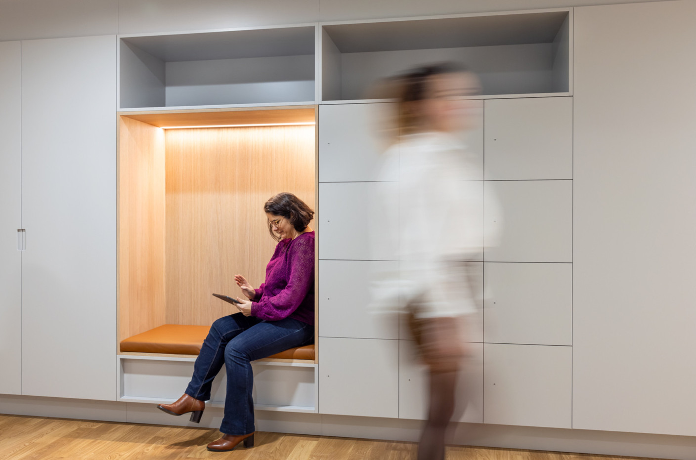 Dans le couloir, une alcôve est installée au milieu des rangements.  (Photo: Raoul Gilibert)
