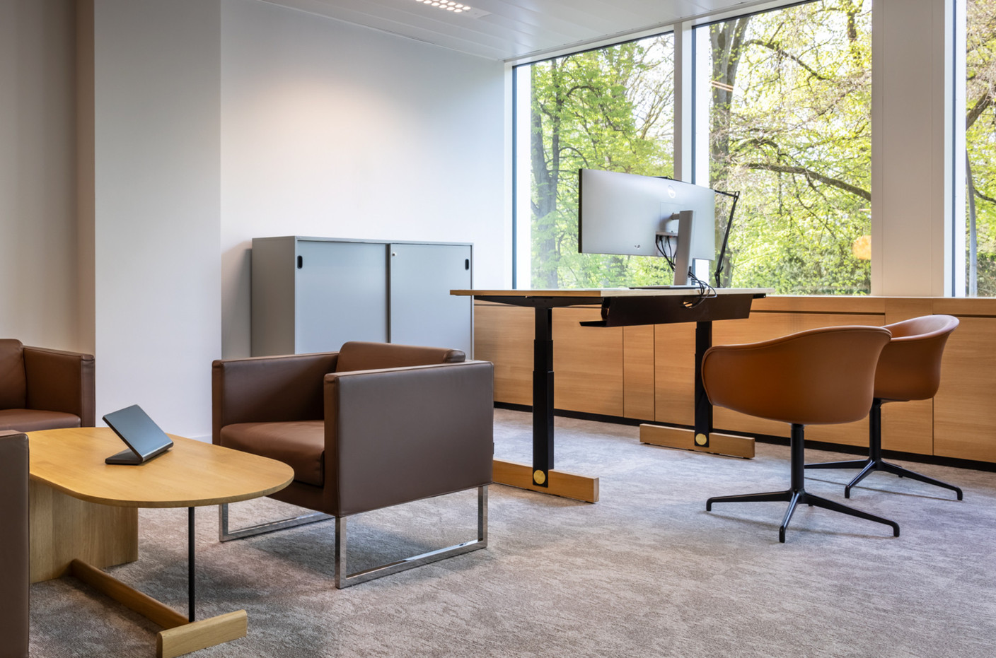 Le mobilier choisi répond à la fois à un confort élevé pour les collaborateurs et à une volonté de s’entourer de meubles scandinaves. (Photo: Raoul Gilibert)