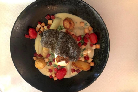 Le sébaste aux asperges luxembourgeoises, caché sous une chips à l’encre de seiche travaillée comme un krupuk, réalisé par le chef Yves Van Dorpe au Château d’Urspelt. (Photo: Maison Moderne)