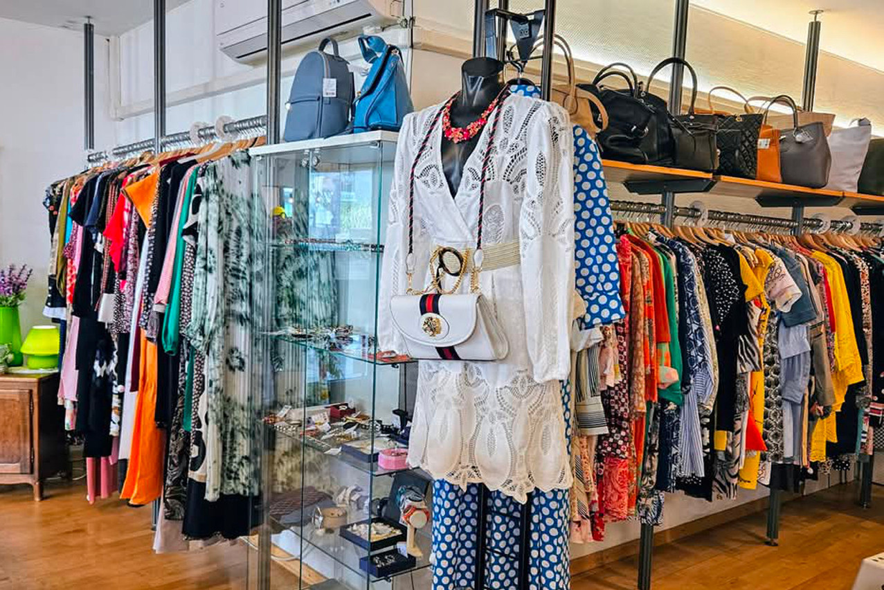 The Second Hand Shop Lena, one of the oldest secondhand shops in Luxembourg, offers top-of-the-range pieces on two levels as a depot-sale, a demanding but profitable model thanks to a renewed offer and a strong bond with customers. Photo: Lena