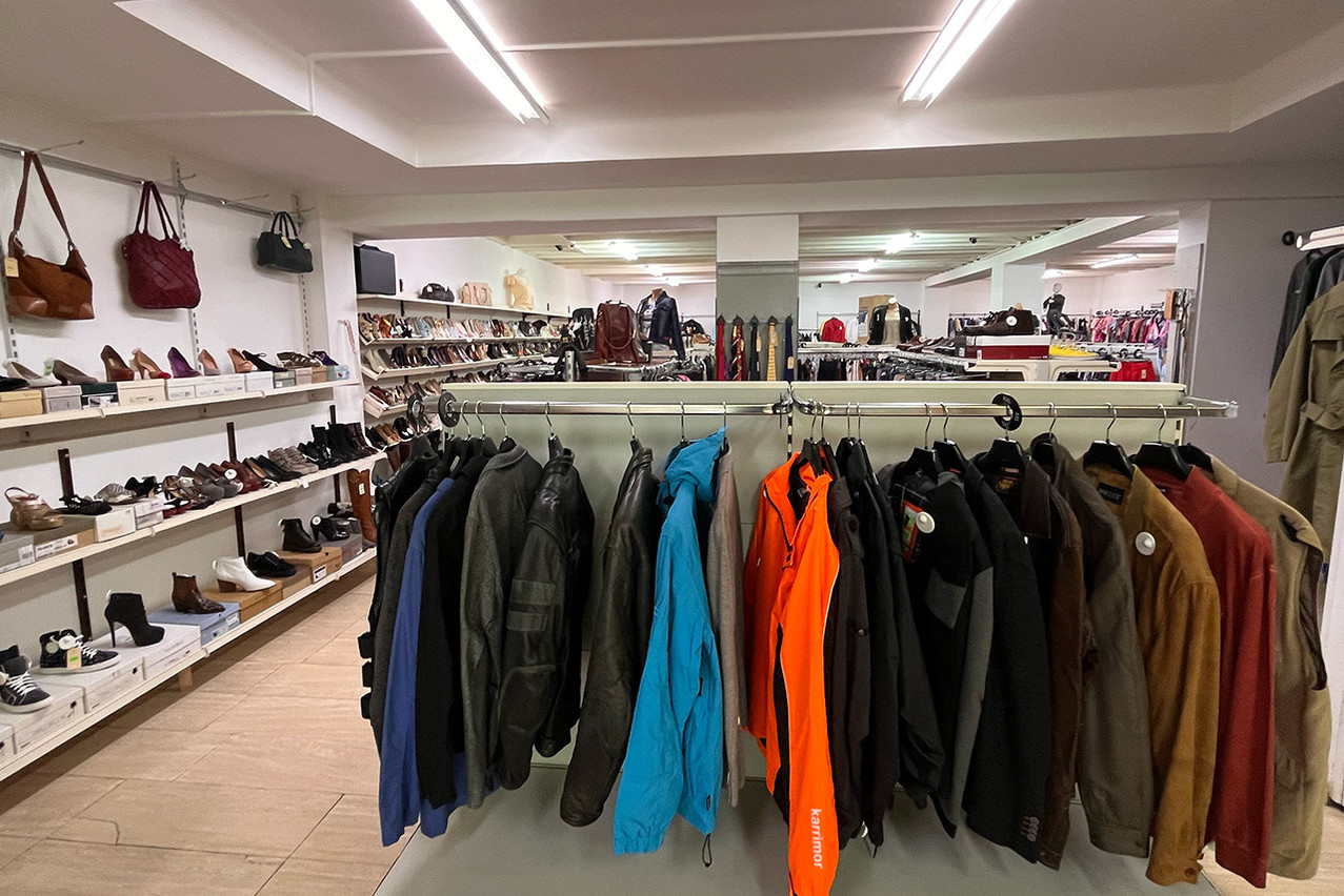 Located on Rue du Fort Neipperg, Trouvailles is coping with declining profitability due to increasing competition, inflation and cautious customers, by focusing on buy-resale of affordable brands rather than depot-sale. Photo: Maëlle Hamma/Maison Moderne