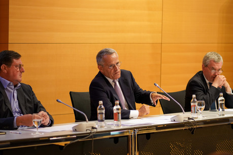 Les banques ont accepté 97% des demandes de moratoires sur les crédits, pour un montant total représentant 3,7 milliards d’euros. À l’image de gauche à droite: Yves Maas (CEO par intérim), Guy Hoffmann (président) et Pierre Etienne (vice-président) de l’ABBL. Romain Gamba / Maison Moderne