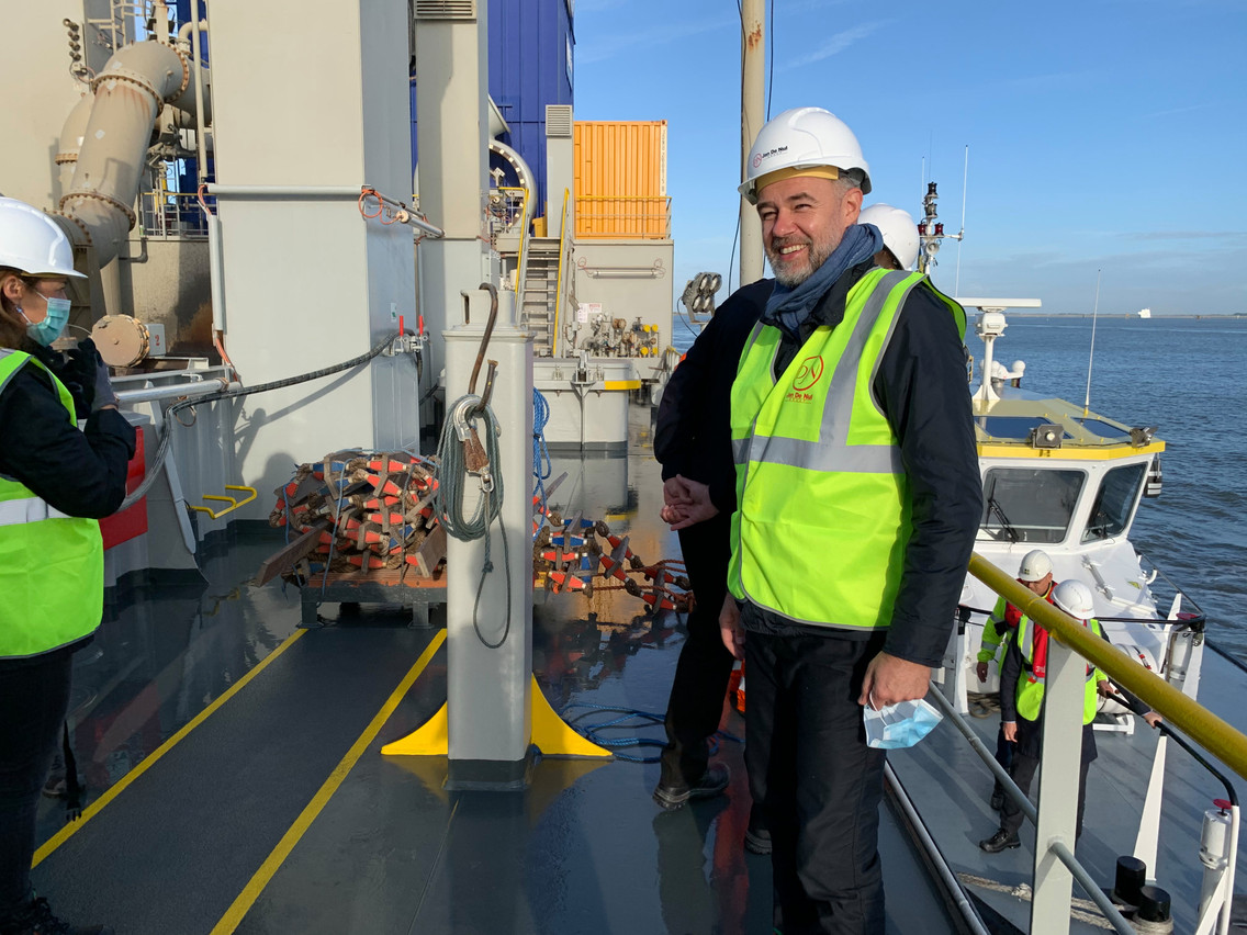 Franz Fayot, en visite sur le Sanderus, veut, pour composer le registre maritime luxembourgeois, des «secteurs comme ceux de Jan De Nul, qui montent des éoliennes, font du dragage et dont la mentalité se dirige vers plus de durabilité». (Photo: Franz Fayot)