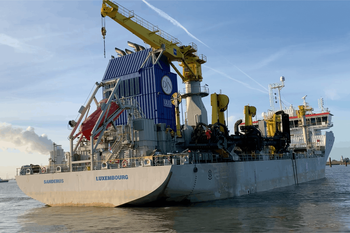 Le Sanderus, un navire de 111,7 mètres de long, en activité depuis février 2020, est l’une des dragues de toute dernière génération de Jan De Nul, à émissions ultra-faibles, «un navire résolument engagé dans le ‘green shipping’», selon Franz Fayot. (Photo: Maison Moderne)