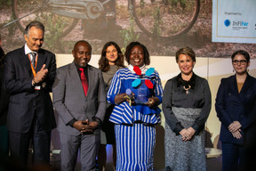 Claire Lossiane, au centre, directrice de Yikri et lauréate du Prix européen de la microfinance 2023, accompagnée de la Grande-Duchesse, et les finalistes. (Photo: Infine)