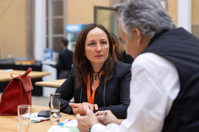 Des participants à l'abbaye de Neumünster le jour de l'ouverture de la Semaine européenne de la microfinance, le 15 novembre 2023. (Photo : Romain Gamba/Maison Moderne)