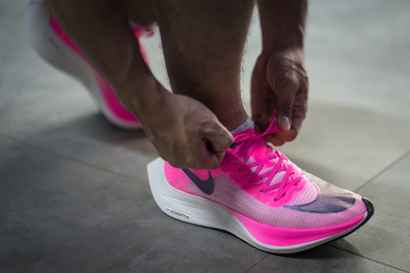 La Nike ZoomX Vaporfly Next% a permis à l’athlète kényan Eliud Kipchoge de passer sous la barre des 2 heures au marathon. Mais depuis, le modèle a été bridé. (Photo: Shutterstock)
