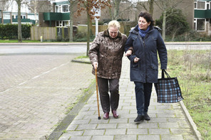 Les SIS peuvent notamment avoir comme objet le soutien aux personnes fragilisées. (Photo: Shutterstock)