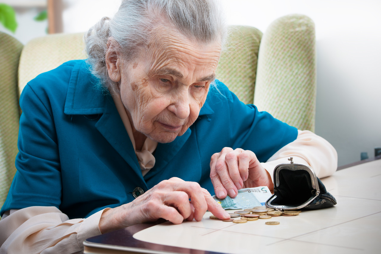 Un senior seul avec une pension minimale après 40 ans de cotisation ne dispose pas d’un budget suffisant pour vieillir de manière décente et active, selon le Statec. (Photo: Shutterstock)