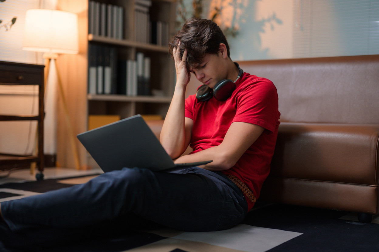 It’s not obvious at first glance, but while the new generations are comfortable with digital technology, new needs have emerged to help them fit in better with society. (Photo: Shutterstock)